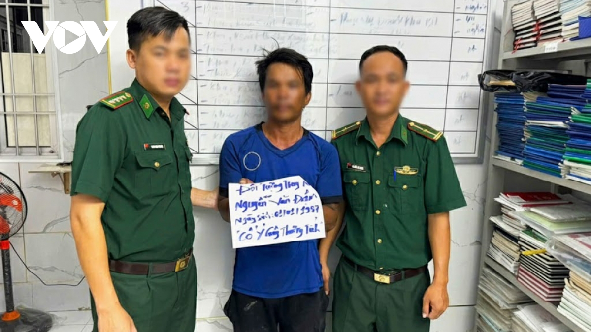 Bắt đối tượng trốn truy nã trên tàu cá